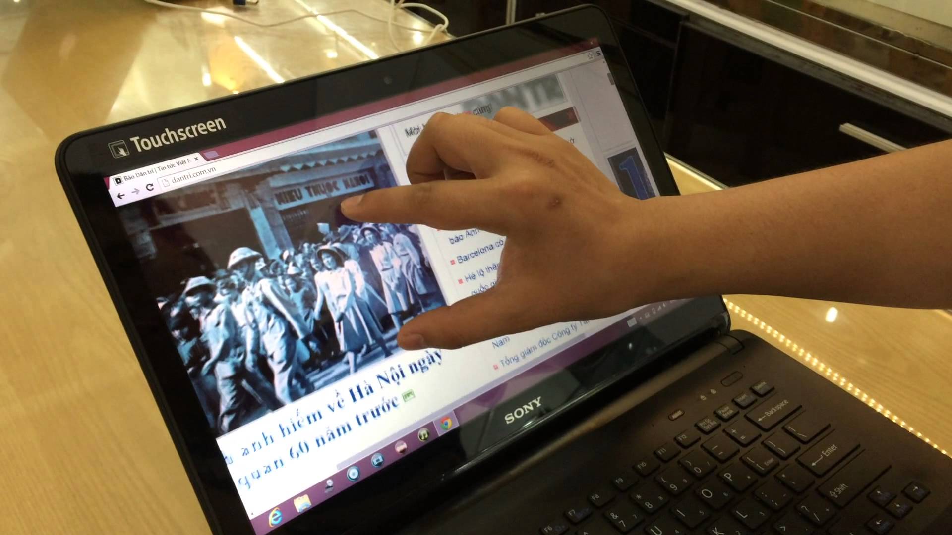 Touchpad th&ocirc;ng minh nổi bật trong chiếc laptop gi&aacute; rẻ Vaio