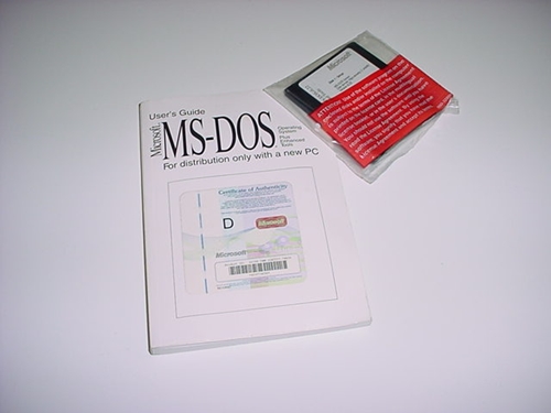 Hệ điều h&agrave;nh MS DOS  l&agrave; sản phẩm đầu ti&ecirc;n của Microsoft