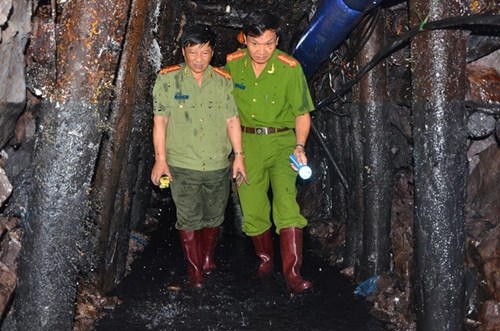 Đại t&aacute; Trần Văn Ho&agrave;n, Ph&oacute; gi&aacute;m đốc C&ocirc;ng an tỉnh trực tiếp tới hiện trường vụ sập hầm mỏ ở H&ograve;a B&igrave;nh