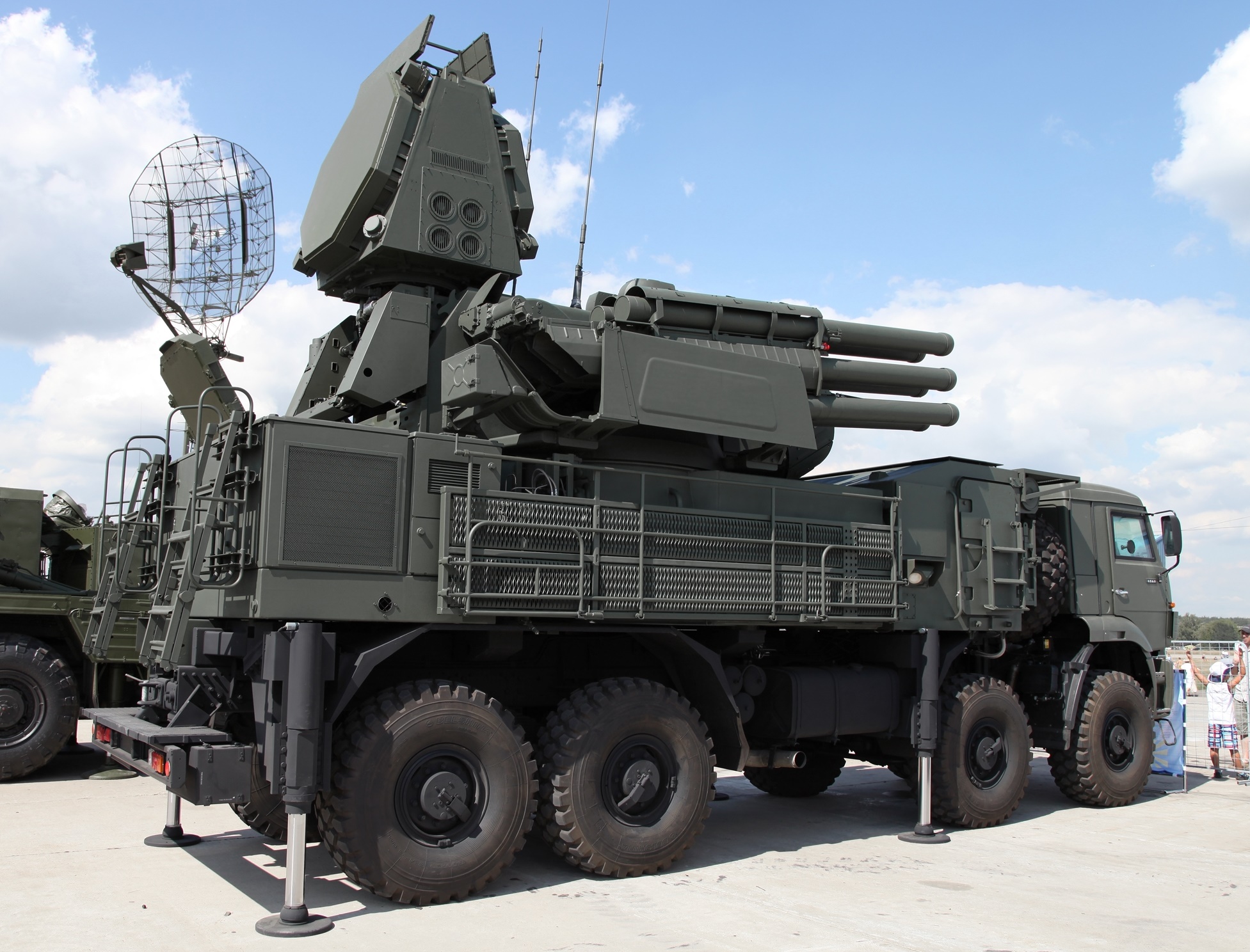 Hệ thống phòng không Pantsir-S1 được trang bị 2 ống phóng nòng kép 2A38M cỡ 30 mm và 12 tên lửa siêu âm 57E6-E Hệ thống phòng không Pantsir-S1 được trang bị 2 ống phóng nòng kép 2A38M cỡ 30 mm và 12 tên lửa siêu âm 57E6-E