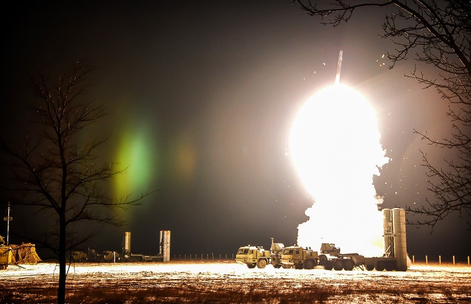 Hiện nay, lực lượng phòng không Nga đã triển khai nhiều trung đoàn tên lửa S-400 trên lãnh thổ nước này, trong đó có các trung đoàn được bố trí ở ngoại ô thủ đô Moscow, ở vùng Baltic thuộc Leningrad và ở khu vực Nakhodka thuộc vùng lãnh thổ Primorsky Krai, gần sát với phần lãnh thổ phía Đông Bắc của Trung Quốc và phía Bắc của Triều Tiên.