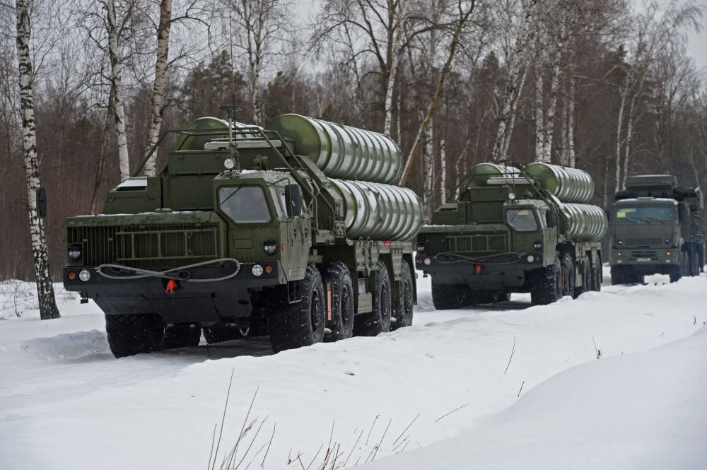 S-400 Triumph (NATO: SA-21 Growler) là hệ thống tên lửa phòng không di động chiến lược tầm cao chống khí cụ bay do phòng thiết kế tên lửa NPO Almaz thiết kế.