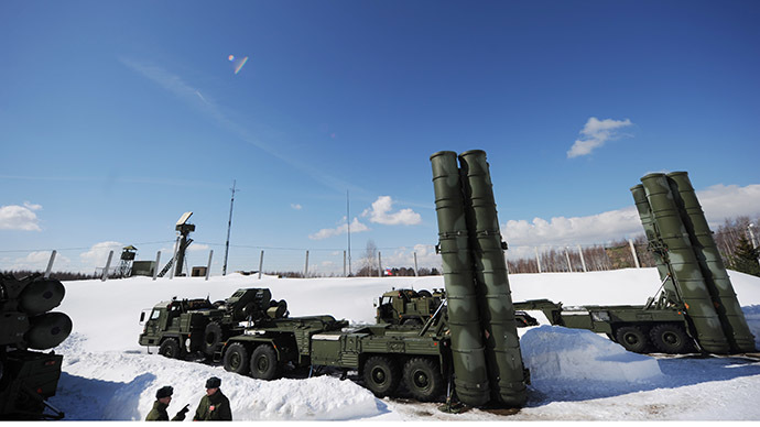 S-400 được thiết kế để bảo vệ các mục tiêu quân sự và dân sự khỏi sự tấn công của máy bay, tên lửa hành trình và tên lửa đạn đạo. S-400 Triumf được đánh giá là một trong những loại tên lửa hiện đại nhất thế giới.