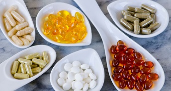 Vitamin v&agrave; một số loại thuốc bổ kh&ocirc;ng cung cấp qu&aacute; nhiều chất dinh dưỡng cho cơ thể m&agrave; c&ograve;n c&oacute; nguy cơ g&acirc;y bệnh.