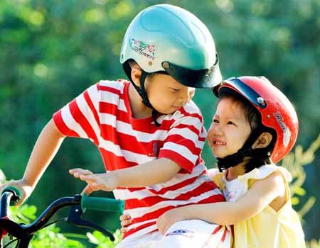 H&atilde;y chọn mũ bảo hiểm ph&ugrave; hợp v&agrave; vừa vặn với trẻ