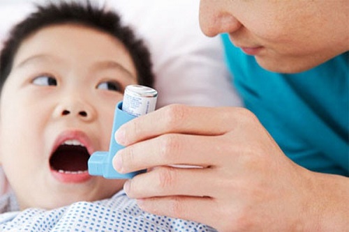 Trong nh&agrave; lu&ocirc;n c&oacute; thuốc l&agrave;m gi&atilde;n phế quản cho b&eacute; thở khi bị hen