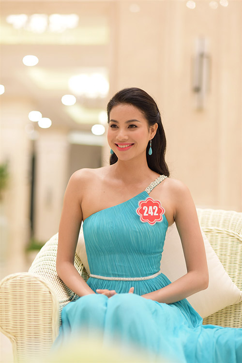 Phạm Hương gợi cảm với đầm lệch vai