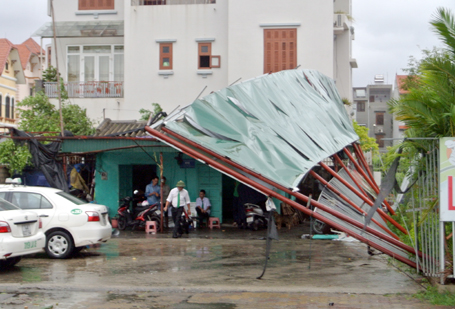 B&atilde;o số 3 khiến cọc sắt v&agrave; nhiều căn nh&agrave;, h&agrave;ng qu&aacute;n ở Quảng Ninh kh&ocirc;ng trụ vững