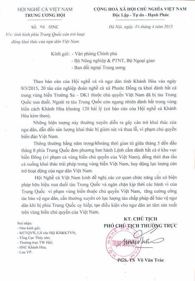 t&agrave;u c&aacute; ngư d&acirc;n bị xua đuổi