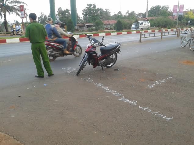 Hi&ecirc;̣n trường tai nạn giao th&ocirc;ng b&acirc;́t thường khi&ecirc;́n 1 người tử vong