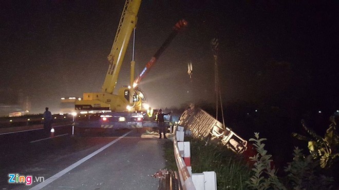 Khoảng 00h ngày 8/12, 2 xe bị nạn được cẩu lên. Một làn cao tốc Pháp Vân - Cầu Giẽ bị phong tỏa nhiều giờ để phục vụ cứu hộ.