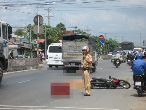 Hi&ecirc;̣n trường tai nạn giao th&ocirc;ng kinh hoàng khi&ecirc;́n người phụ nữ tử vong