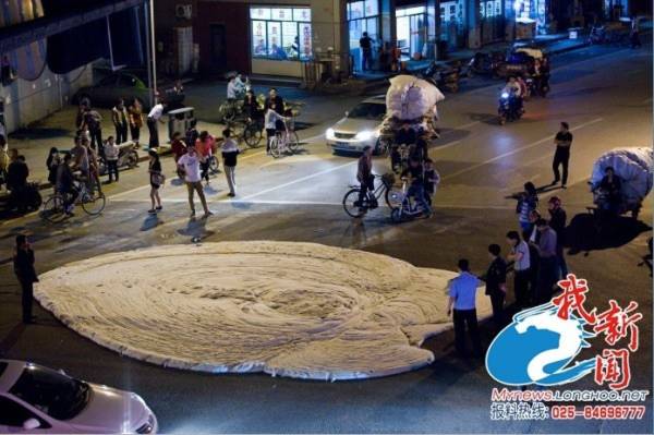 Hiện tượng kỳ lạ đ&aacute;m bọt trắng bốc m&ugrave;i h&ocirc;i thối xảy ra ở Trung Quốc