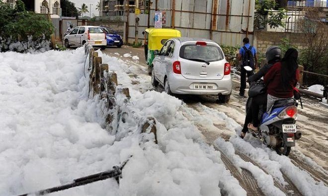 Đ&acirc;y l&agrave; hồ lớn nhất v&agrave; &ocirc; nhiễm nhất ở th&agrave;nh phố Bangalore. Ảnh Debasish Ghosh