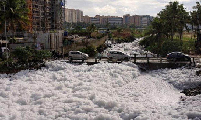 Hồ Bellandur tự dưng bốc ch&aacute;y l&agrave; hiện tượng lạ khiến người d&acirc;n lo lắng. Ảnh Debasish Ghosh