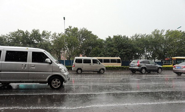 Cơn mưa khiến mọi người c&oacute; cảm gi&aacute;c đau r&aacute;t hoặc ngứa ng&aacute;y. Ảnh: NetEase