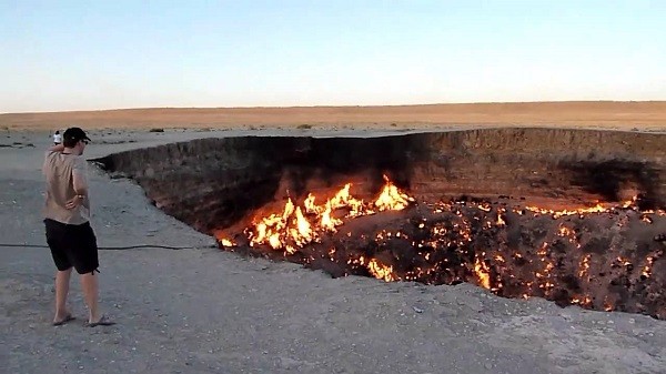 Hiện tượng lạ về hố lửa địa ngục ch&aacute;y kh&ocirc;ng ngừng thu h&uacute;t rất nhiều du kh&aacute;ch