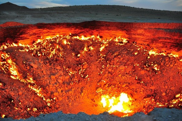 Hiện tượng lạ hố lửa ch&aacute;y kh&ocirc;ng ngừng n&agrave;y l&agrave; do sự đốt ch&aacute;y kh&iacute; gas tự nhi&ecirc;n