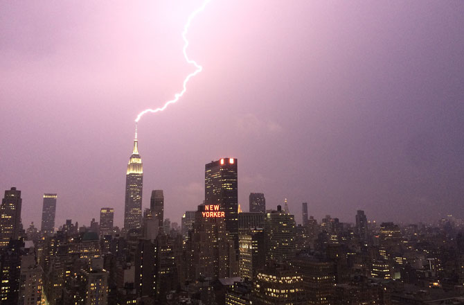 H&igrave;nh ảnh tia s&eacute;t đ&aacute;nh tr&uacute;ng n&oacute;c của t&ograve;a nh&agrave; Empire State tại th&agrave;nh phố New York v&agrave;o ng&agrave;y 15 th&aacute;ng 7.