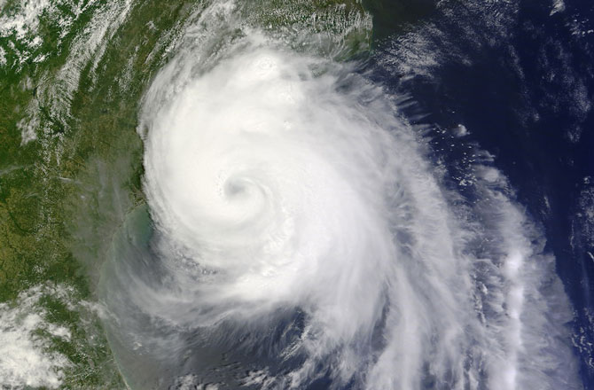 H&igrave;nh ảnh do vệ tinh của NASA ghi lại v&agrave;o thời điểm cơn b&atilde;o Arthur đổ bộ v&agrave;o bờ biển North Carolina trong ng&agrave;y 4 th&aacute;ng 7.