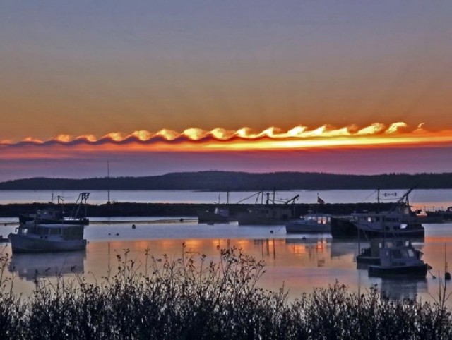 Hiện tượng này được gọi là đám mây “sóng đại dương Kelvin-Helmholtz”, được đặt tên theo hai nhà khoa học Lord Kelvin và Hermann von Helmholtz. Nó có thể xuất hiện ở khắp hệ Mặt Trời, kể cả trong bầu khí quyển sao Thổ. Ảnh Wordless Tech
