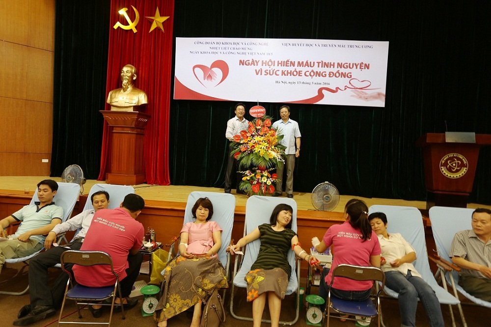 Hiến m&aacute;u cứu người