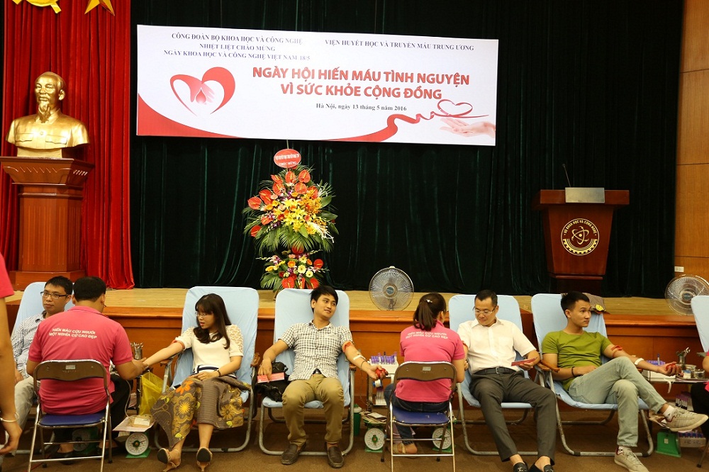 Thứ trưởng Phạm Đại Dương - Bộ Khoa học v&agrave; C&ocirc;ng nghệ vừa tham gia hiến m&aacute;u trong Ng&agrave;y hội hiến m&aacute;u t&igrave;nh nguyện v&igrave; 13Win19 ưu đãi hấp dẫn cộng đồng.