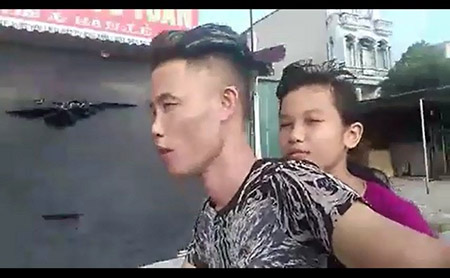 Hiệp Gà bị chỉ trích vì vừa đầu trần đi xe vừa quay clip Hiệp Gà bị chỉ trích vì vừa đầu trần đi xe vừa quay clip