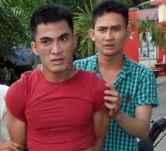 Đối tượng Linh (&aacute;o đỏ) bị c&aacute;c &lsquo;hiệp sĩ B&igrave;nh Dương&rsquo; bắt giữ