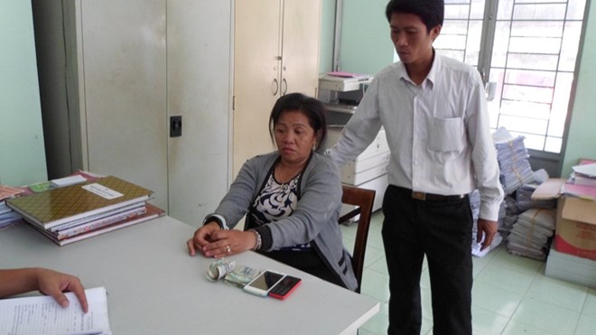 Nữ qu&aacute;i Nguyễn Thị Xu&acirc;n Dung c&ugrave;ng số tiền m&oacute;c t&uacute;i được nh&oacute;m &lsquo;hiệp sĩ đường phố&rsquo; giao cho c&ocirc;ng an phường B&igrave;nh H&ograve;a xử l&yacute;