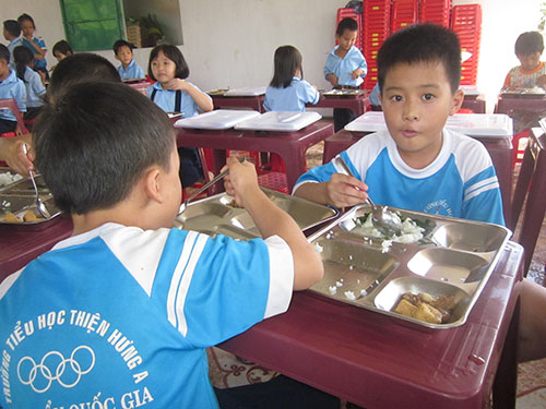 Học sinh Trường Tiểu học Thiện Hưng A ở B&igrave;nh Phước bị cắt x&eacute;n tiền ăn suốt thời gian d&agrave;i