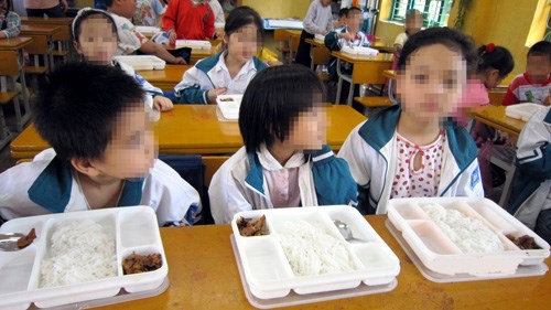 B&aacute;o ch&iacute; đ&atilde; nhiều lần phanh phui c&aacute;c vụ việc nh&agrave; trường, gi&aacute;o vi&ecirc;n cắt x&eacute;n tiền ăn của trẻ