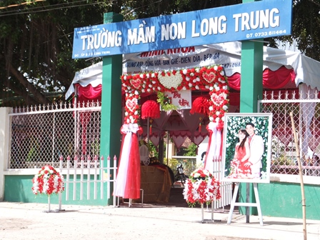 Trường mầm non được che rạp để tổ chức đ&aacute;m cưới cho con c&ocirc; hiệu trưởng