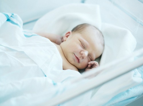 Hiện tượng b&iacute; ẩn em b&eacute; Silas ch&agrave;o đời sớm 3 th&aacute;ng nằm trong bọc