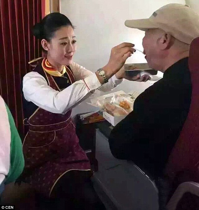 Cảm động nữ tiếp vi&ecirc;n h&agrave;ng kh&ocirc;ng quỳ gối chăm s&oacute;c người gi&agrave;