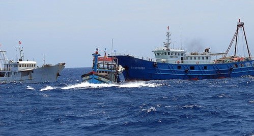 Tầu c&aacute; Việt Nam bị tầu Trung Quốc uy hiếp, g&acirc;y hấn