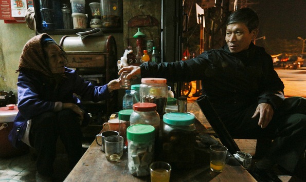 Hết những năm tháng cuộc đời, mẹ vẫn tảo tần “một nắng hai sương” nuôi con khôn lớn. Ảnh: Kênh 14