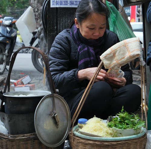 Mùa đông về, gió lạnh buốt, những người mẹ vẫn lặng lẽ hy sinh, mong cả một đường đời tươi sáng đến với “đàn” con. Ảnh Sưu tầm