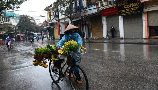 Hà Nội 6h30 sáng, dưới cái lạnh “như cắt da cắt thịt”, người phụ nữ này vẫn mưu sinh bằng những gánh hàng rong. Ảnh: Zing News
