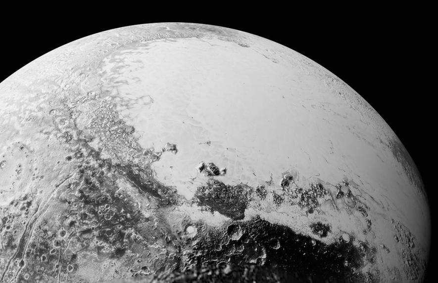 H&igrave;nh ảnh v&ugrave;ng miệng n&uacute;i lửa c&oacute; t&ecirc;n Cthulu Regio v&agrave; c&aacute;nh đồng băng Sputnik Planum tr&ecirc;n bề mặt sao Di&ecirc;m Vương. Ảnh NASA