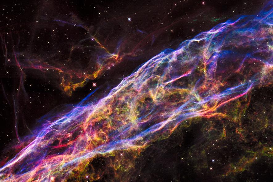 Tinh v&acirc;n Veil Nebula l&agrave; những g&igrave; c&ograve;n s&oacute;t lại của một si&ecirc;u t&acirc;n tinh ph&aacute;t nổ c&aacute;ch đ&acirc;y 8.000 năm. Ảnh NASA, ESA, Hubble