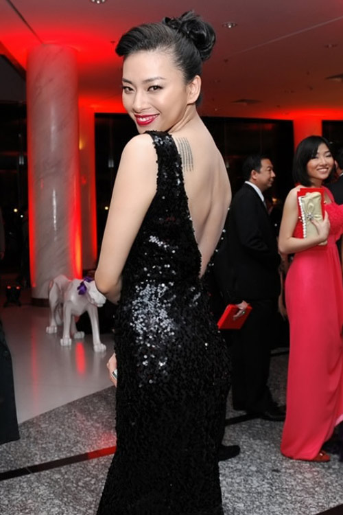 Ngô Thanh Vân có hình xăm chữ ở bả vai trái giống với minh tinh Angelina jolie. Cô thường diện những thiết kế đầm hở lưng gợi cảm để khoe được hai mẫu xăm đặc biệt.