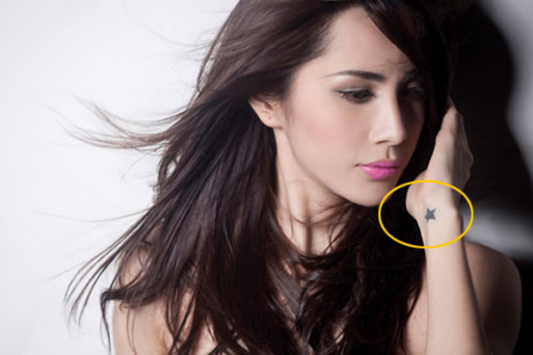 Thủy Tiên có một hình xăm ngôi sao năm cánh xinh xắn dưới cổ tay.