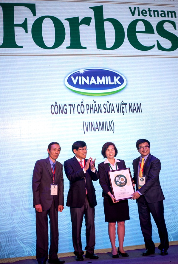 Bà Bùi Thị Hương – Giám Đốc Điều Hành Vinamilk đại diện công ty nhận giải thưởng “Vinamilk là 1 trong 50 công ty niêm yết tốt nhất Việt Nam năm 2014” do tạp chí Forbes trao tặng Bà Bùi Thị Hương – Giám Đốc Điều Hành Vinamilk đại diện công ty nhận giải thưởng “Vinamilk là 1 trong 50 công ty niêm yết tốt nhất Việt Nam năm 2014” do tạp chí Forbes trao tặng