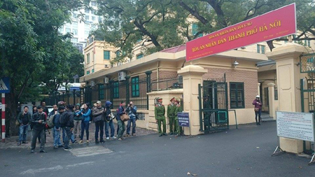 Rất đông các cơ quan báo chí tới chờ để được vào dự, đưa tin về phiên tòa Rất đông các cơ quan báo chí tới chờ để được vào dự, đưa tin về phiên tòa