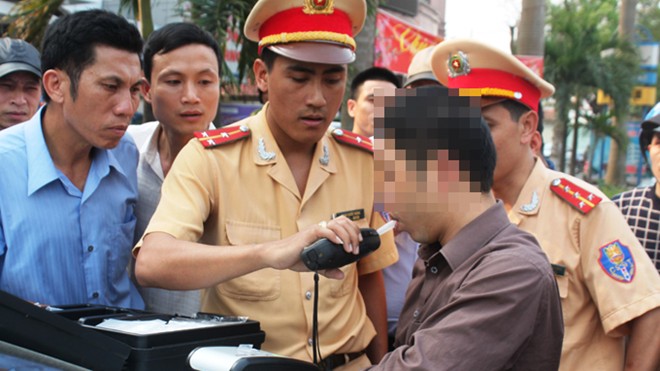 T&agrave;i xế bị kiểm tra nồng độ cồn