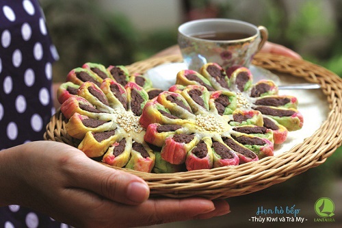 b&aacute;nh trung thu ng&agrave;n lớp với h&igrave;nh th&ugrave; độc đ&aacute;o như b&aacute;nh trung thu ng&agrave;n lớp h&igrave;nh hoa.