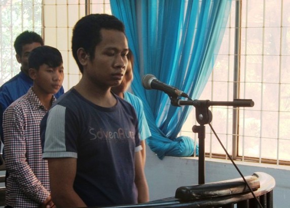 hiếp d&acirc;m con ri&ecirc;ng của vợ