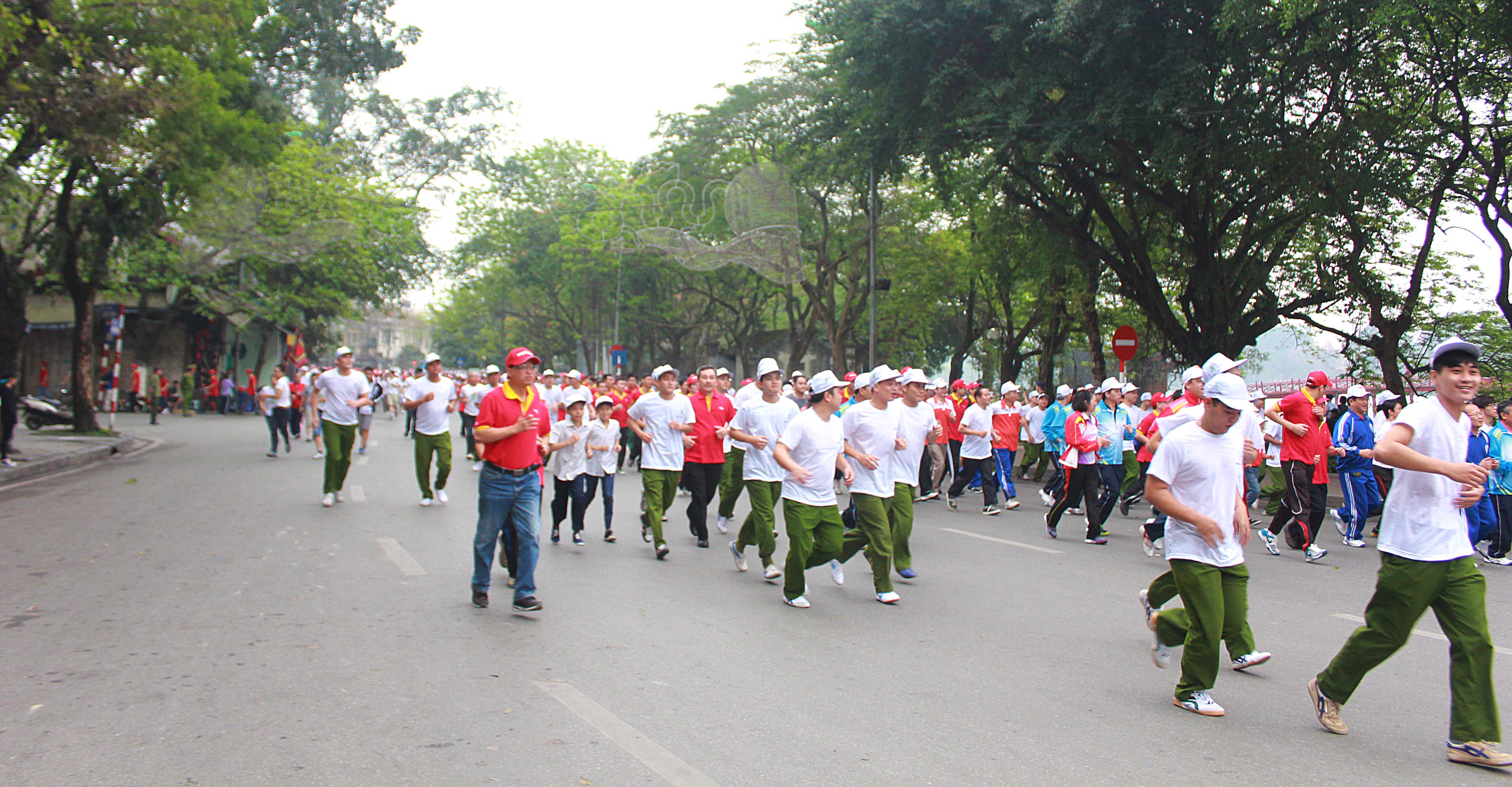 Bờ h&ocirc;̀ Hoàn Ki&ecirc;́m trong ngày chạy b&ocirc;̣ vì sức khỏe 2015 vừa qua
