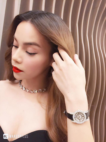 Hồ Ngọc H&agrave; &lsquo;g&acirc;y sốc&rsquo; với phụ kiện kim cương trị gi&aacute; tiền tỷ